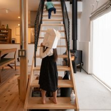 ４人家族が楽しく過ごす薪ストーブとロフトがある家。3