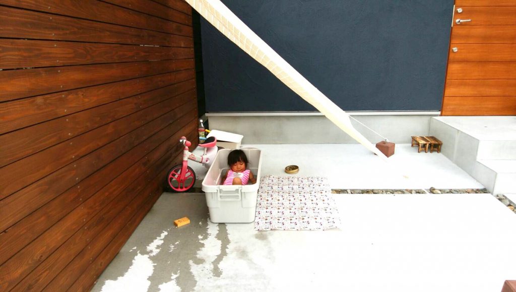 家も箱 プールも箱