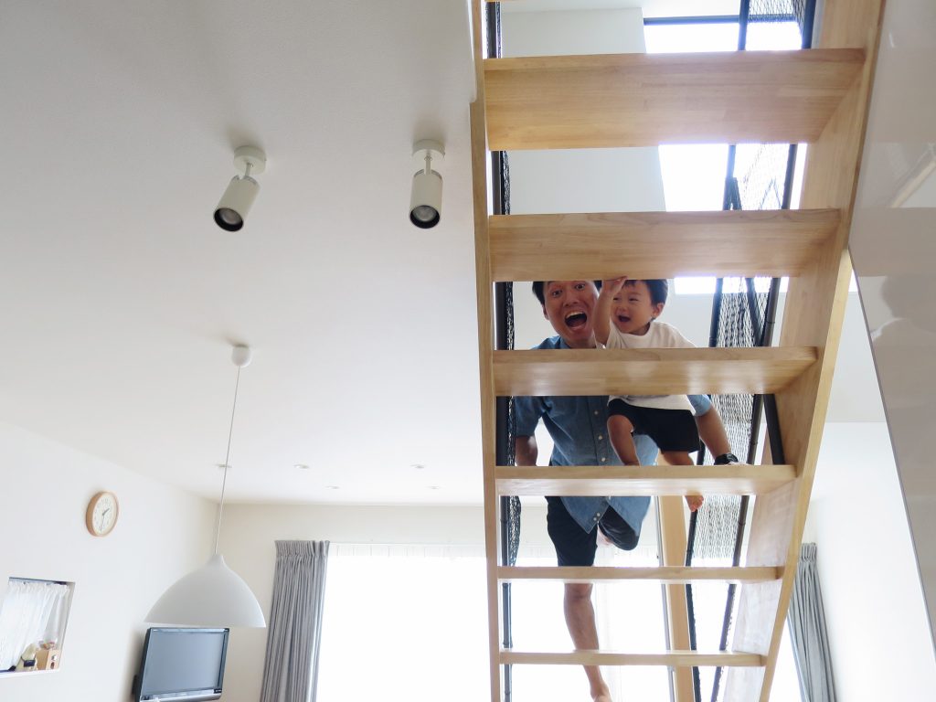 階段から「ばぁ！」