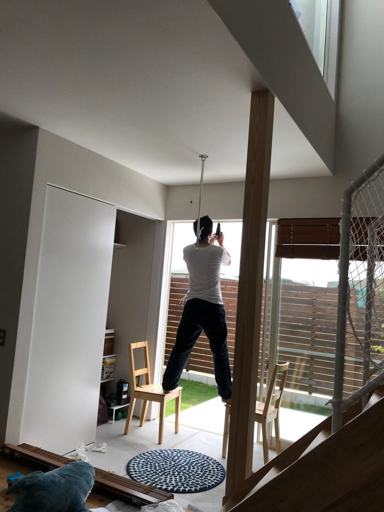ブラインド取り付け中