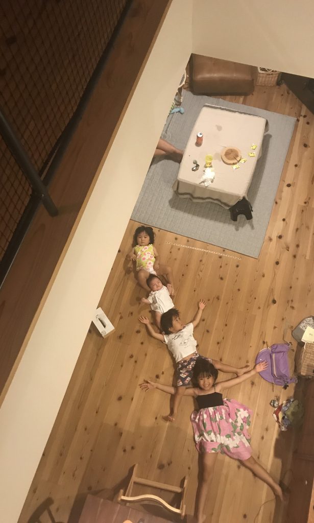 4人寝転んでもだいじょーぶぅ
