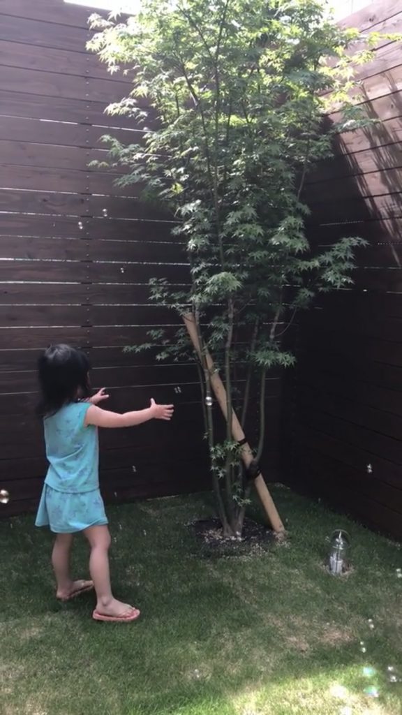 お庭でシャボン玉