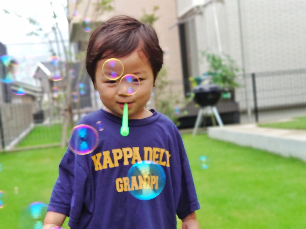 芝生の庭で。