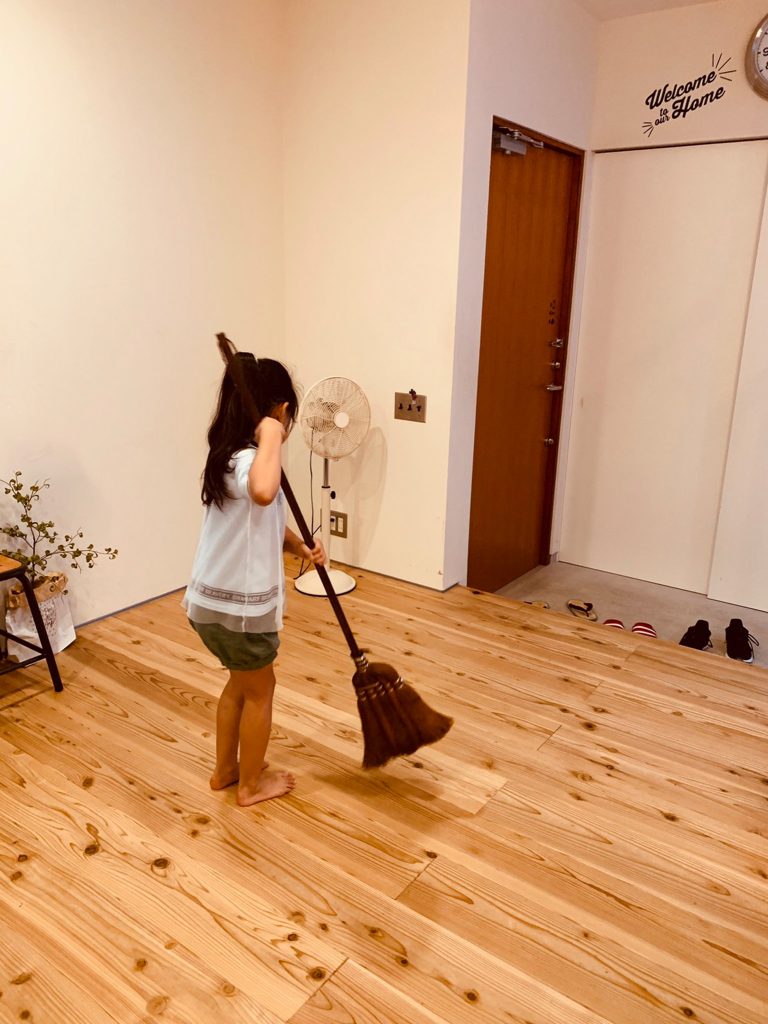 棕櫚ほうきでお手伝い