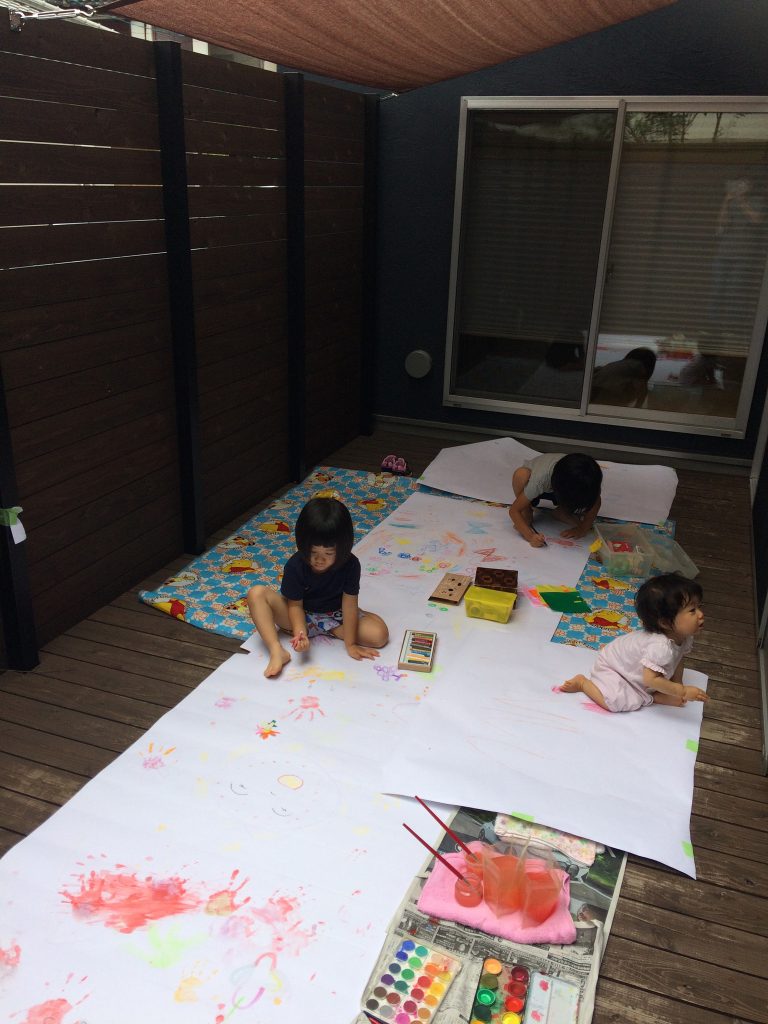 お外でお絵描き！