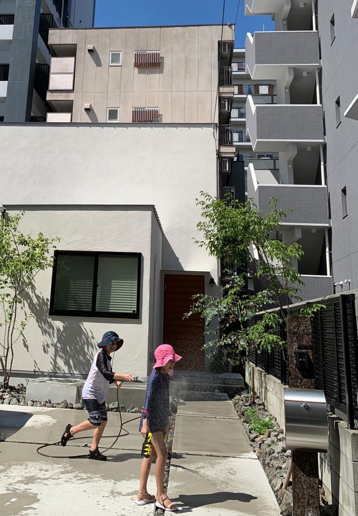 後ろから不意打ち