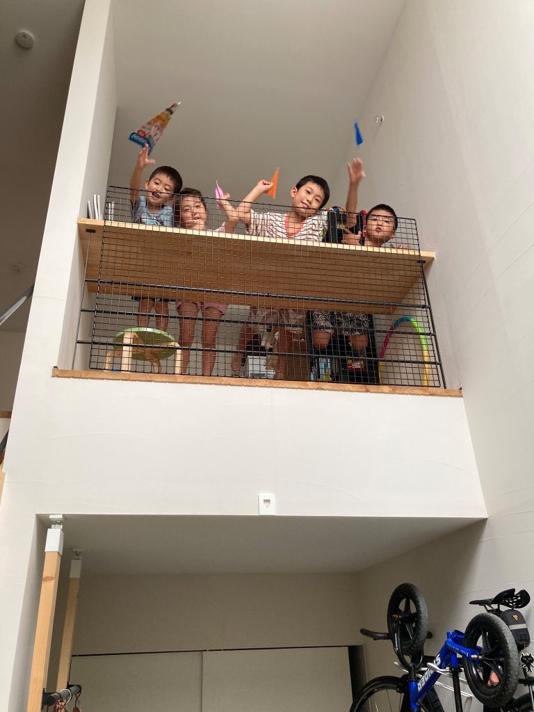 みんなで紙飛行機飛ばし！