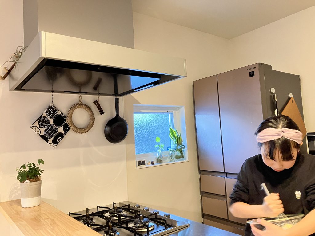 口は出すが手は出さず