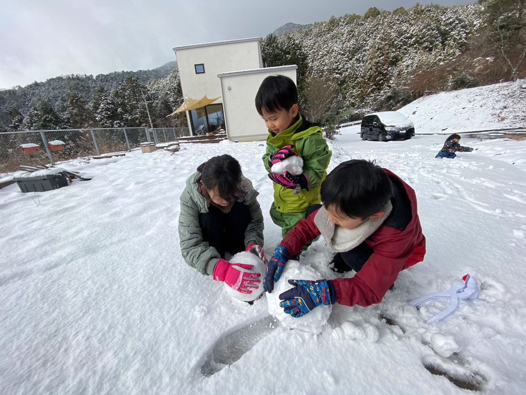 庭で雪遊び