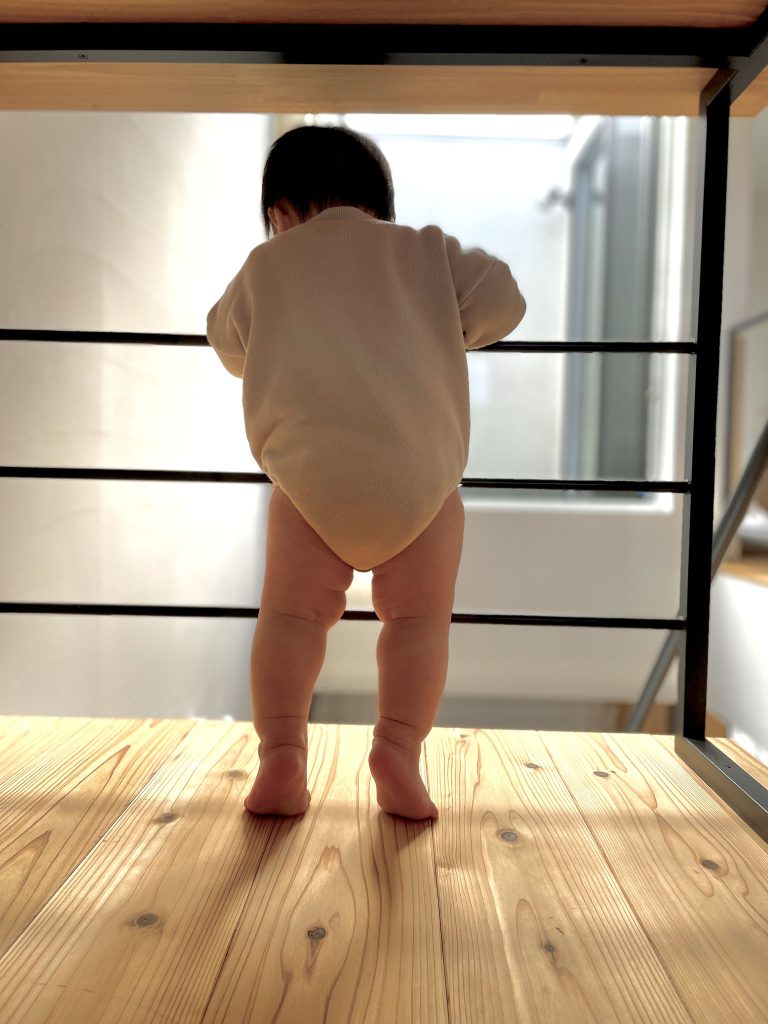 土間を見下ろす息子