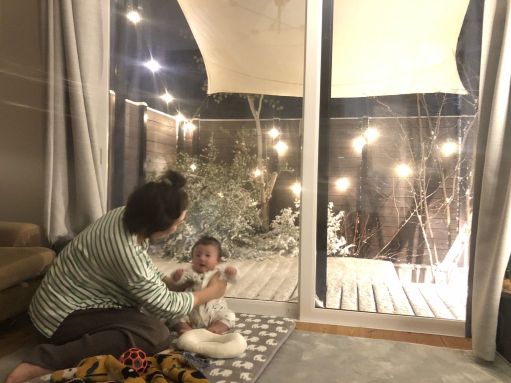雪の日のウッドデッキ