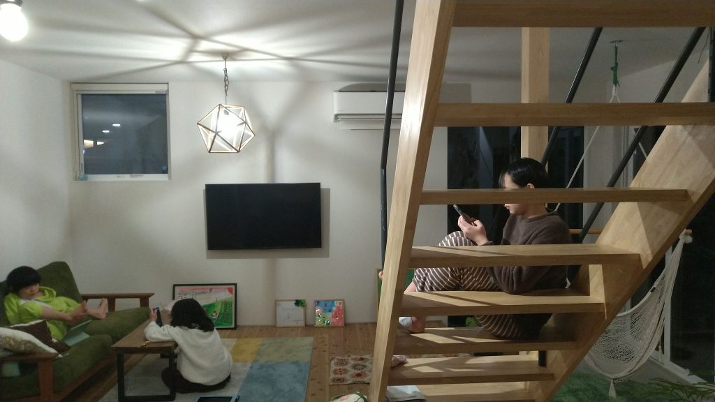 寒い日の特等席は階段です