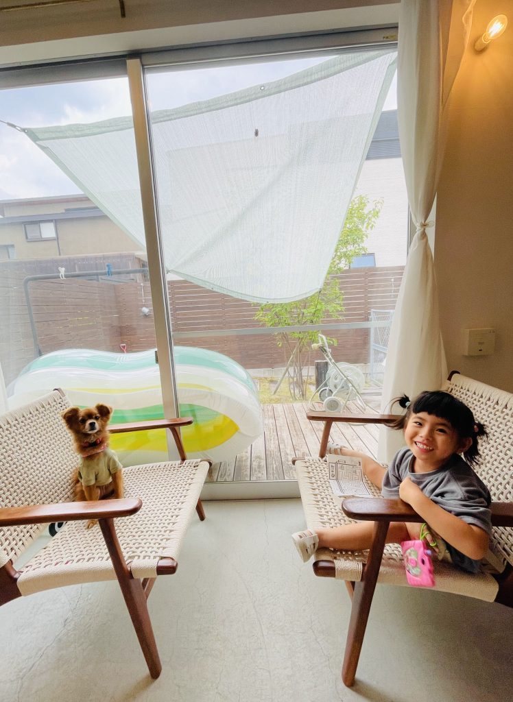 ティティとリリとセミと土間で。