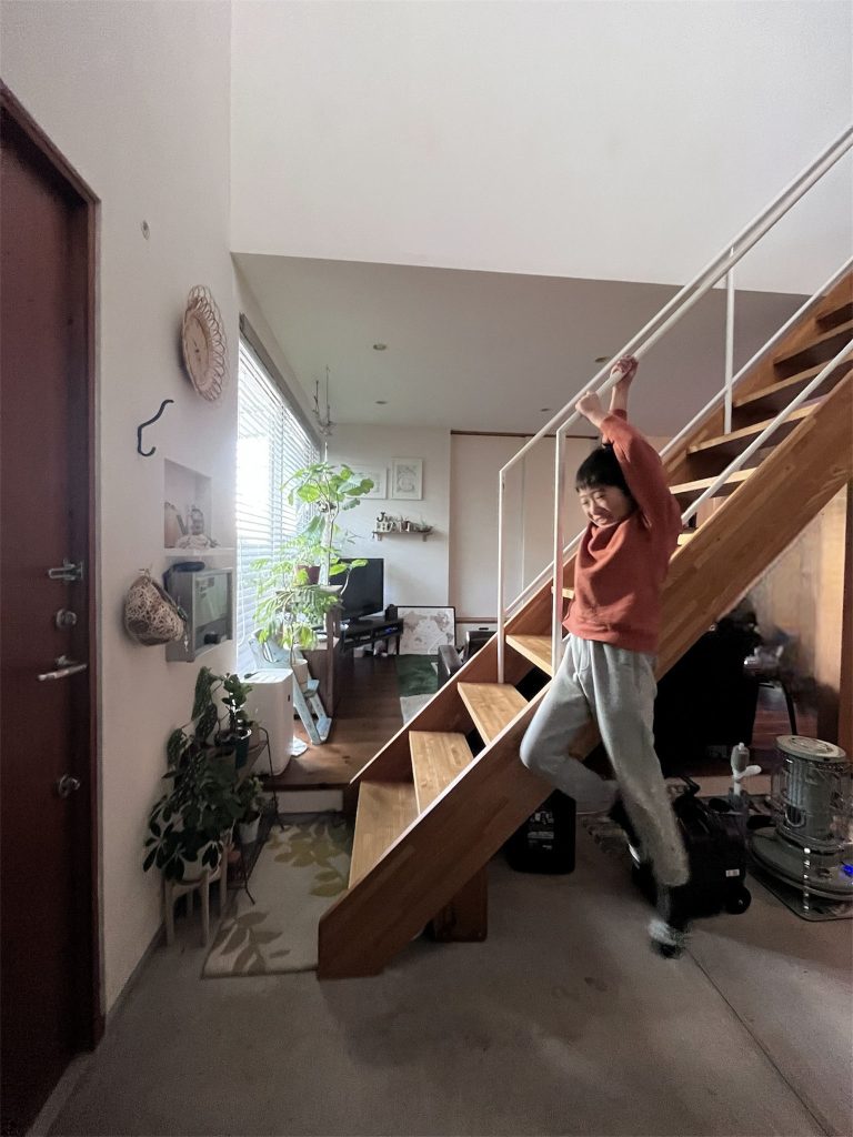 階段で筋トレ中