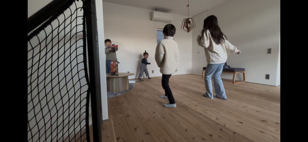 だーるまさんが　こーろんだ