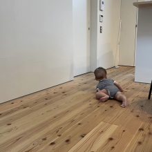 無垢床で初めてのずり這い