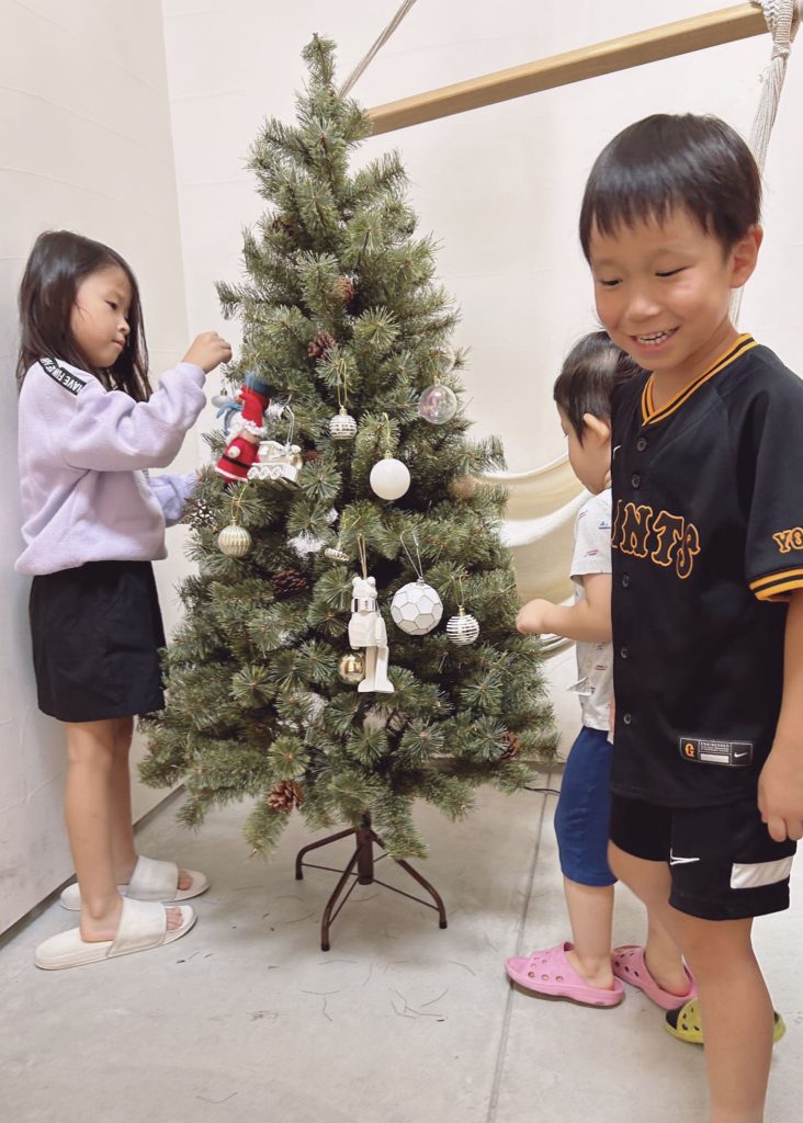 クリスマスツリーの飾り付け