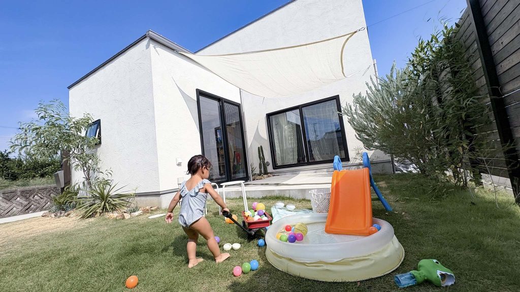 庭でボールとプール