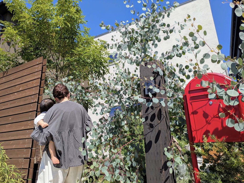 木のトンネルをくぐって…