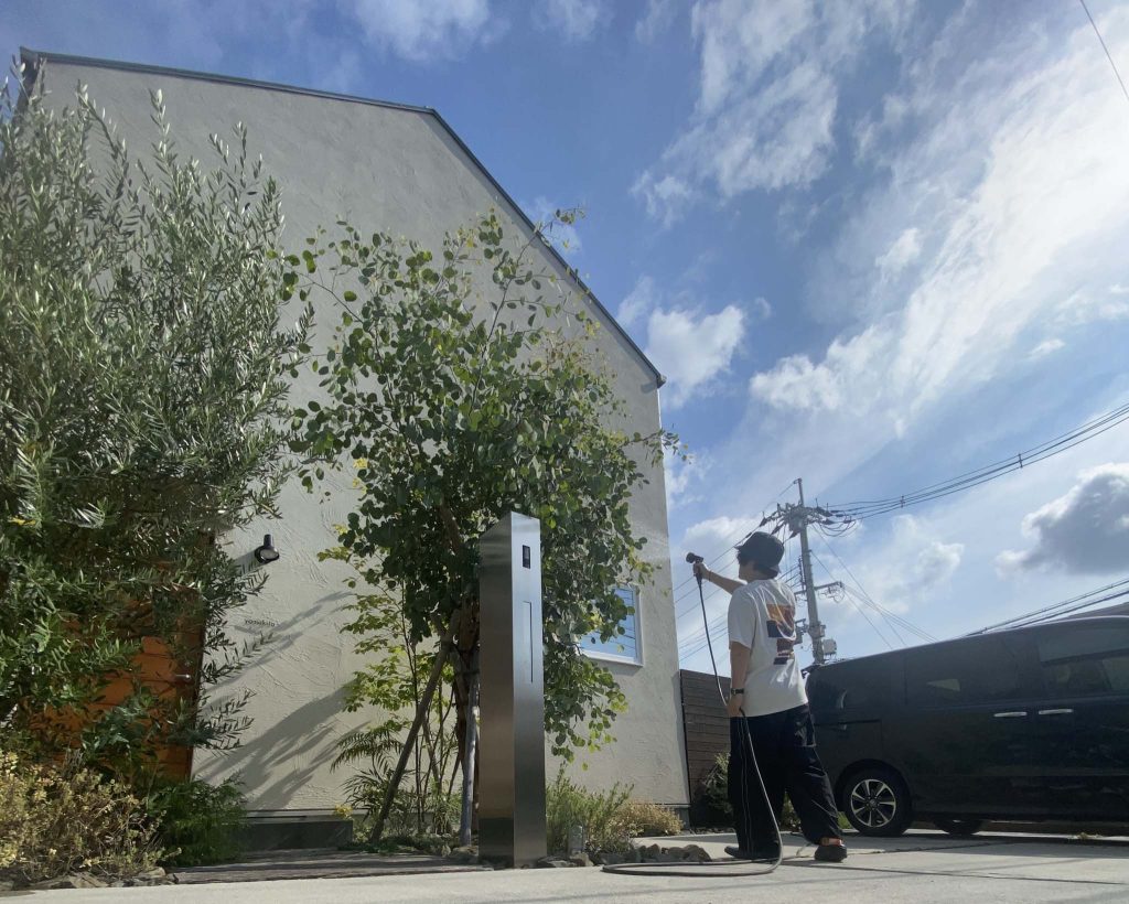 白い塗壁と夏の空
