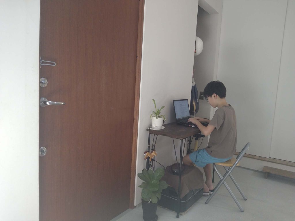 土間でパソコン