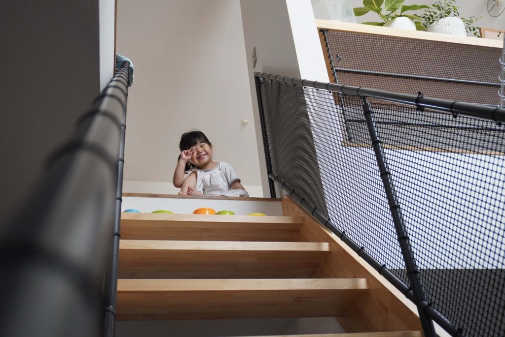 階段でおままごと