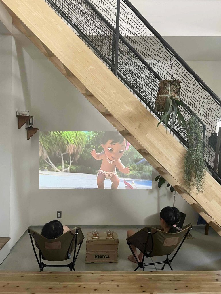 ひんやり土間で映画鑑賞