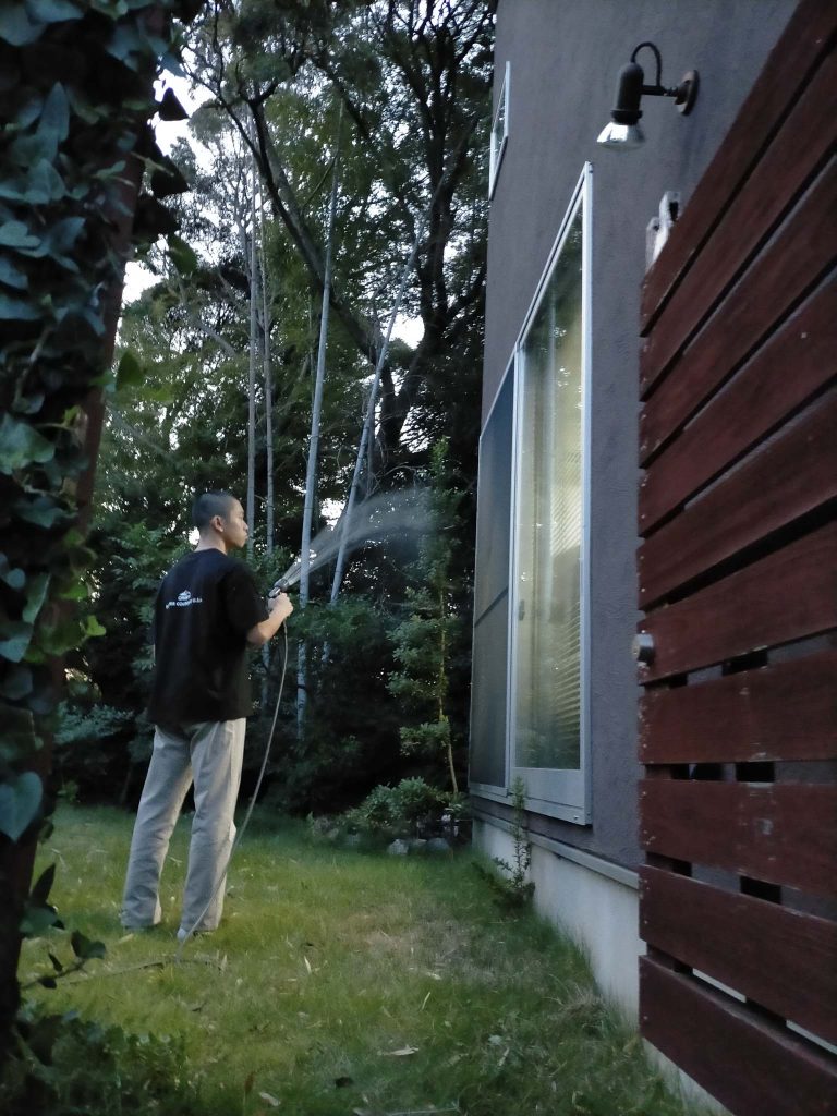 夕暮れの水やり