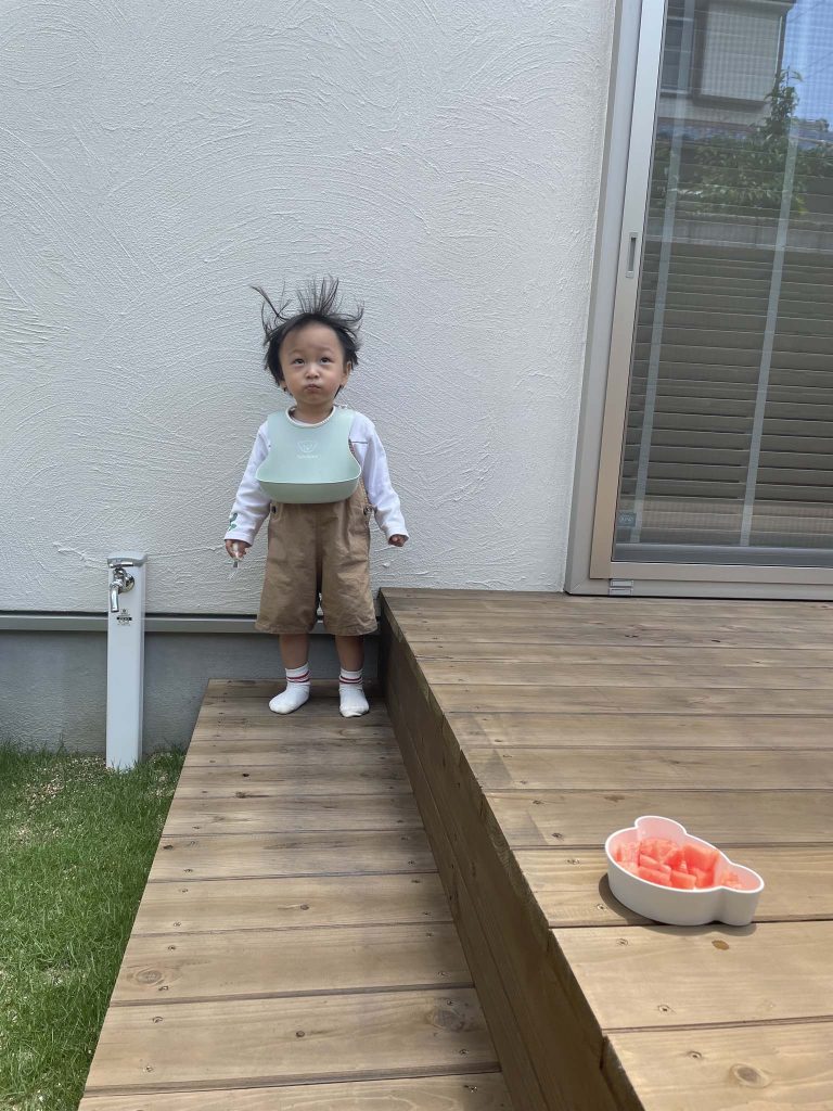 ウッドデッキと、子どもとスイカ。